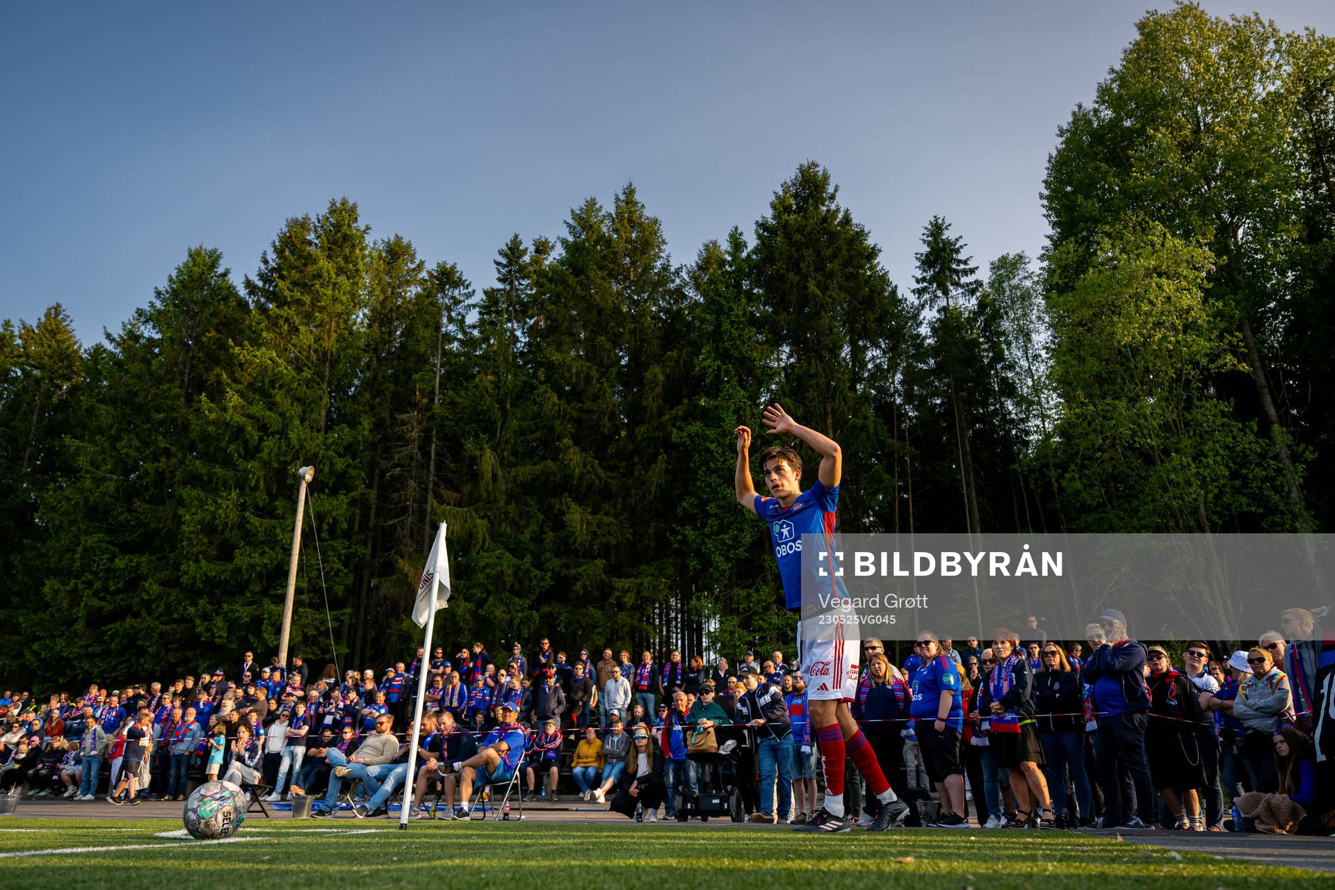 Magnus Bech Riisnæs of Vålerenga takes a corner kick during the cup football match between Råde and Vålerenga on May 25, 2023 in Råde. 