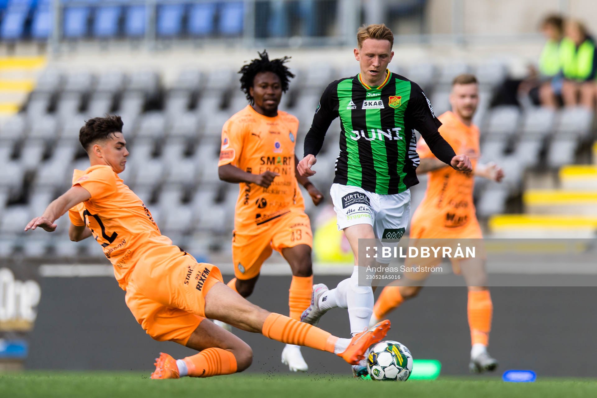 GAIS Julius Lindberg och AFC Eskilstunas Theodor Hansemon under fotbollsmatchen i Superettan mellan AFC Eskilstuna och GAIS den 26 maj 2023 i Eskilstuna.