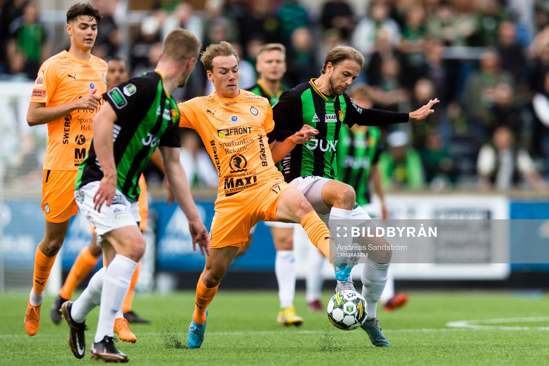 GAIS Gustav Lundgren i kamp med AFC Eskilstunas Anton Ekeroth under fotbollsmatchen i Superettan mellan AFC Eskilstuna och GAIS den 26 maj 2023 i Eskilstuna.