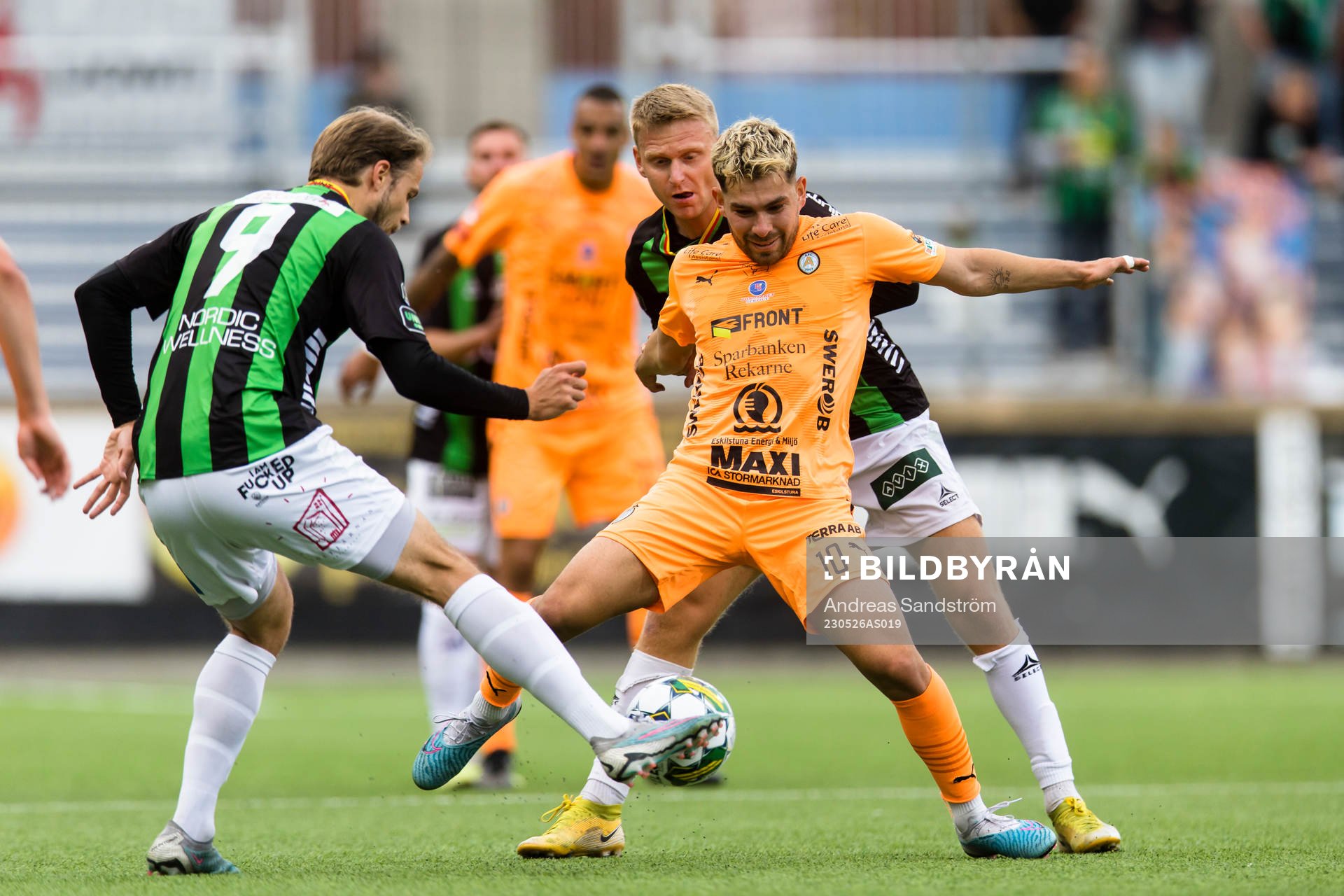AFC Eskilstunas David Marcelo Palomino i kamp med GAIS Gustav Lundgren (v) och Joackim Åberg (h) under fotbollsmatchen i Superettan mellan AFC Eskilstuna och GAIS den 26 maj 2023 i Eskilstuna. 