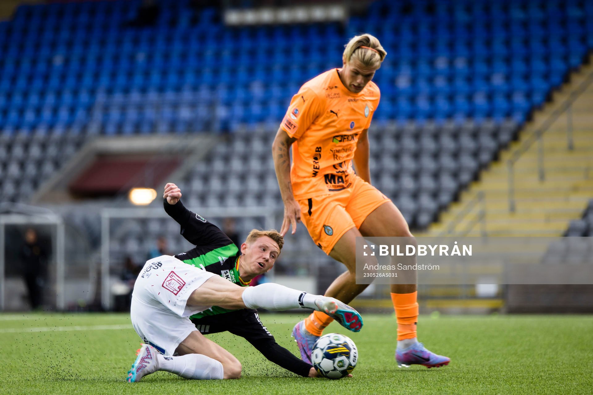GAIS Julius Lindberg i kamp om bollen med AFC Eskilstunas