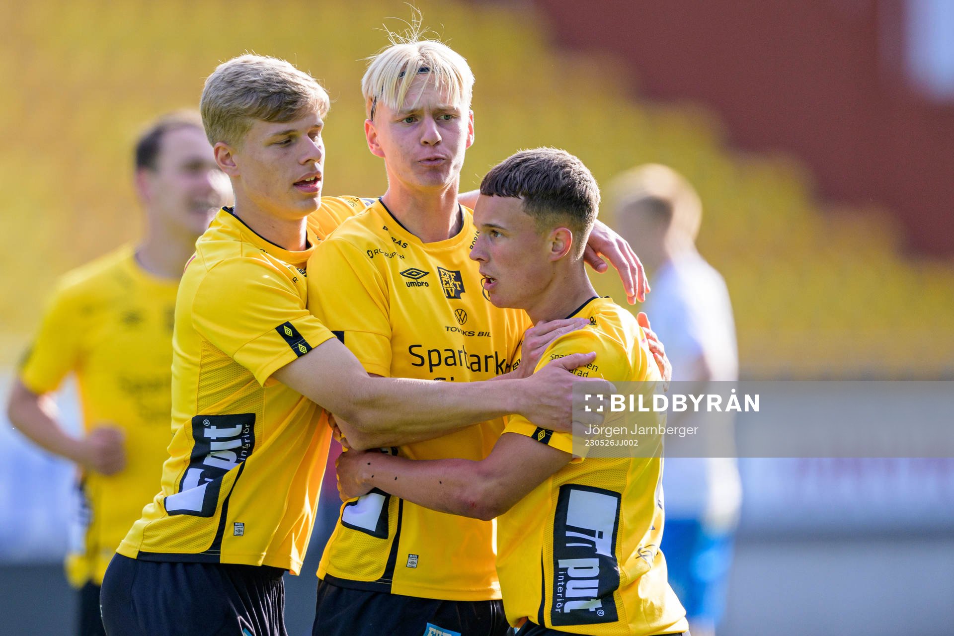 Elfsborgs Enzo Andren (h) jublar med Gottfrid Rapp och Felix Älverdal efter 1-0 under fotbollsmatchen i P19 Superettan mellan Elfsborg och Värnamo den 26 maj 2023 i Borås.