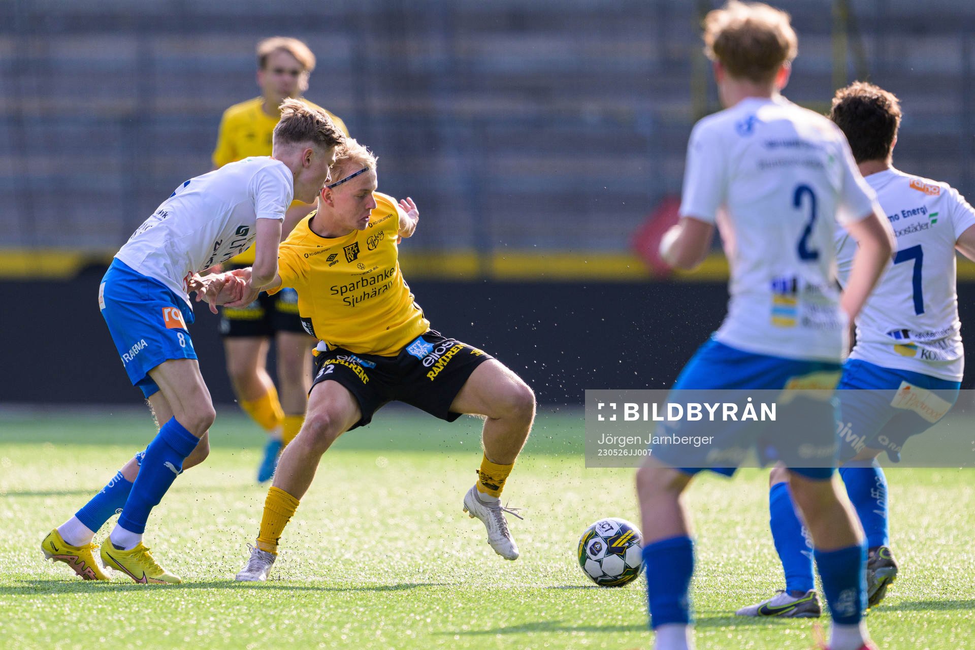 Värnamos Calle Johansson och Elfsborgs Felix Älverdal under fotbollsmatchen i P19 Superettan mellan Elfsborg och Värnamo den 26 maj 2023 i Borås.