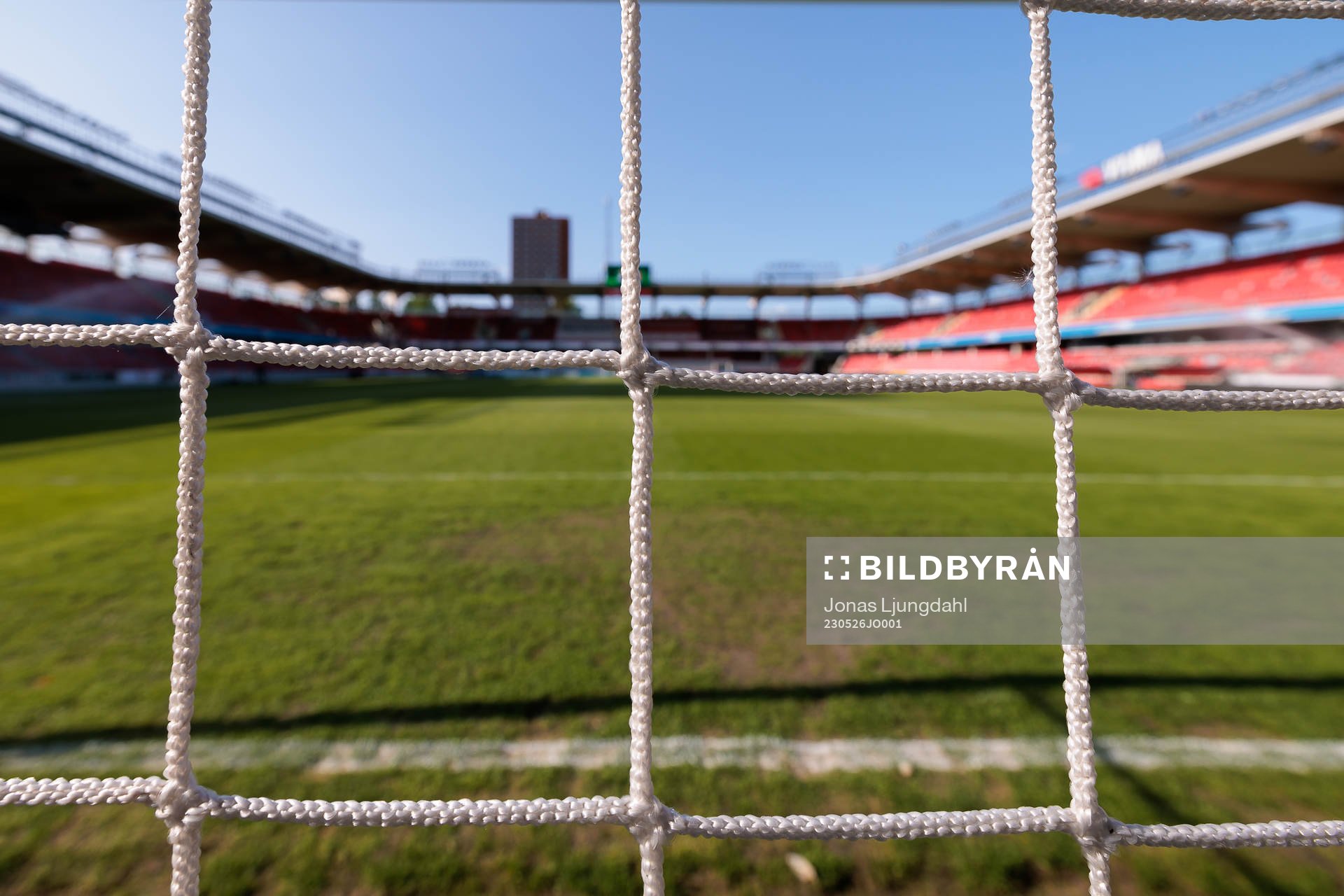 Nätmaskor före fotbollsmatchen i Superettan mellan Öster