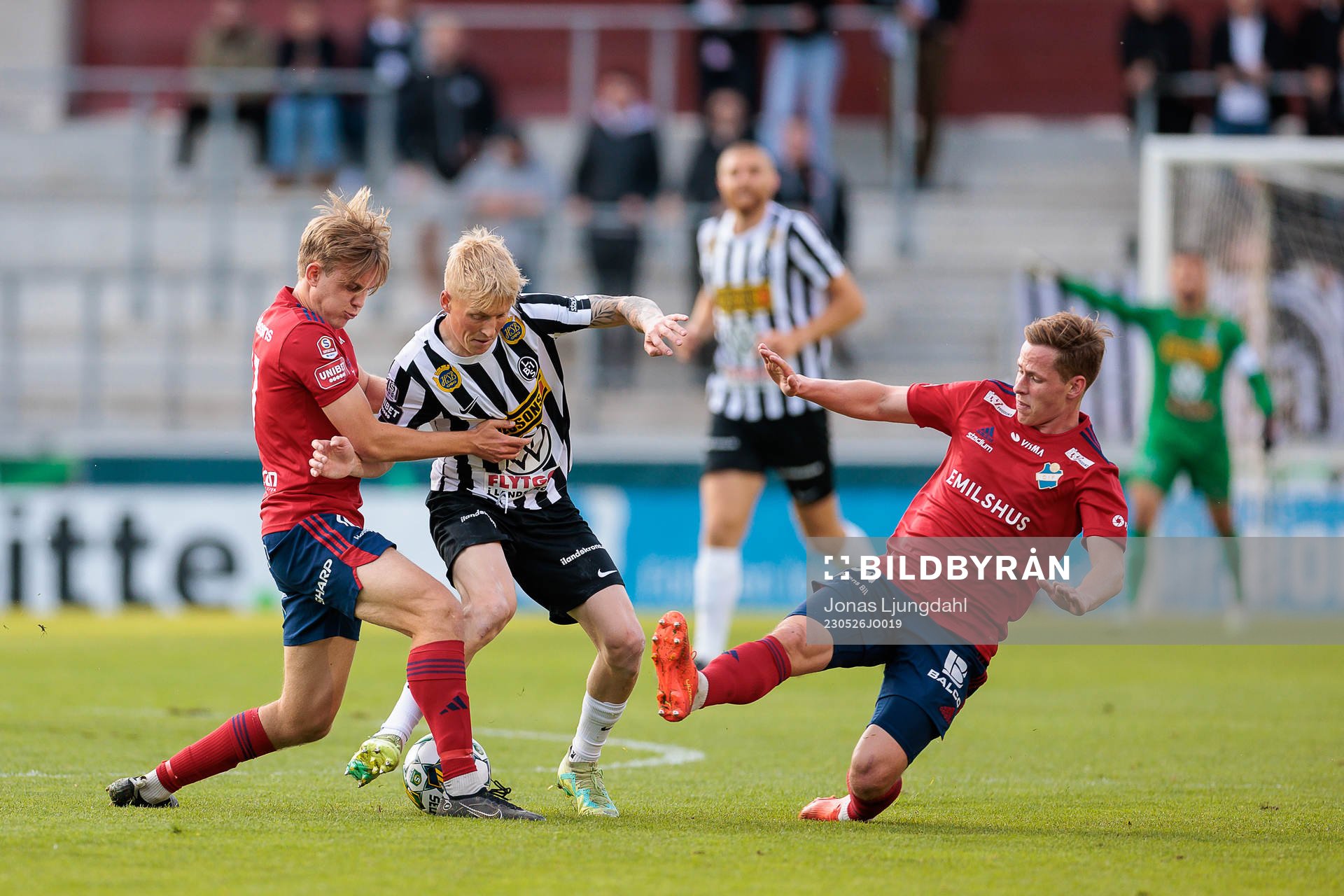 Landskronas Melker Widell mellan Östers Adam Herdonsson