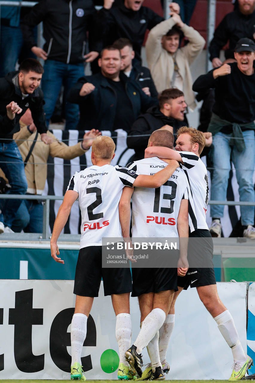 Landskronas Erik Hedenquist jublar framför fansen