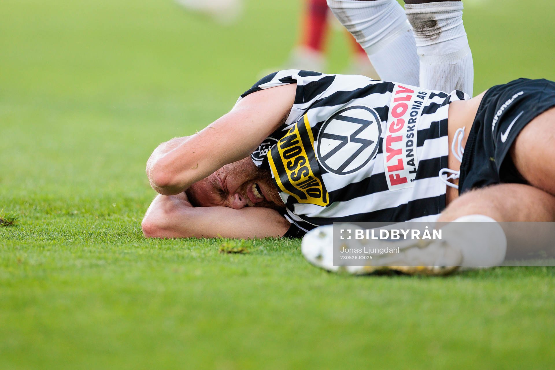 Landskronas Erik Hedenquist har ont under fotbollsmatchen i Superettan mellan Öster och Landskrona den 26 maj 2023 i Växjö. 