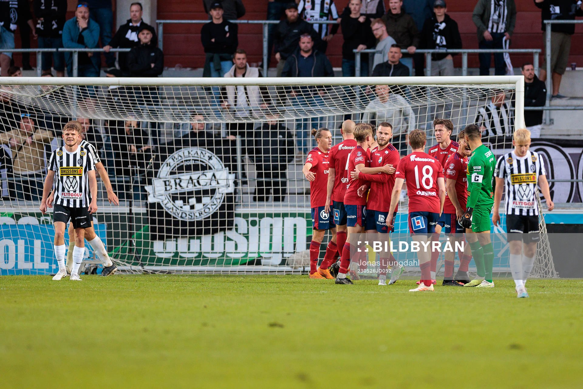 Östers spelare jublar och Landskronas spelare deppar