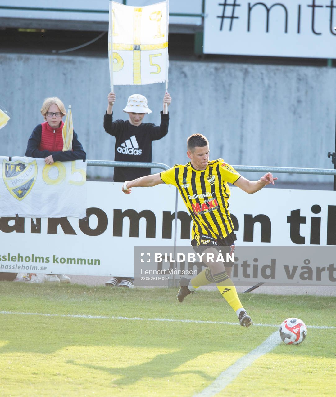 IFK Hässleholms Viktor Ahlgren påhejad av supportrar med