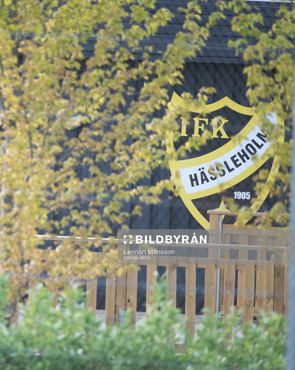 IFK Hässleholms klubbmärke i vårgrönskan i matchen i