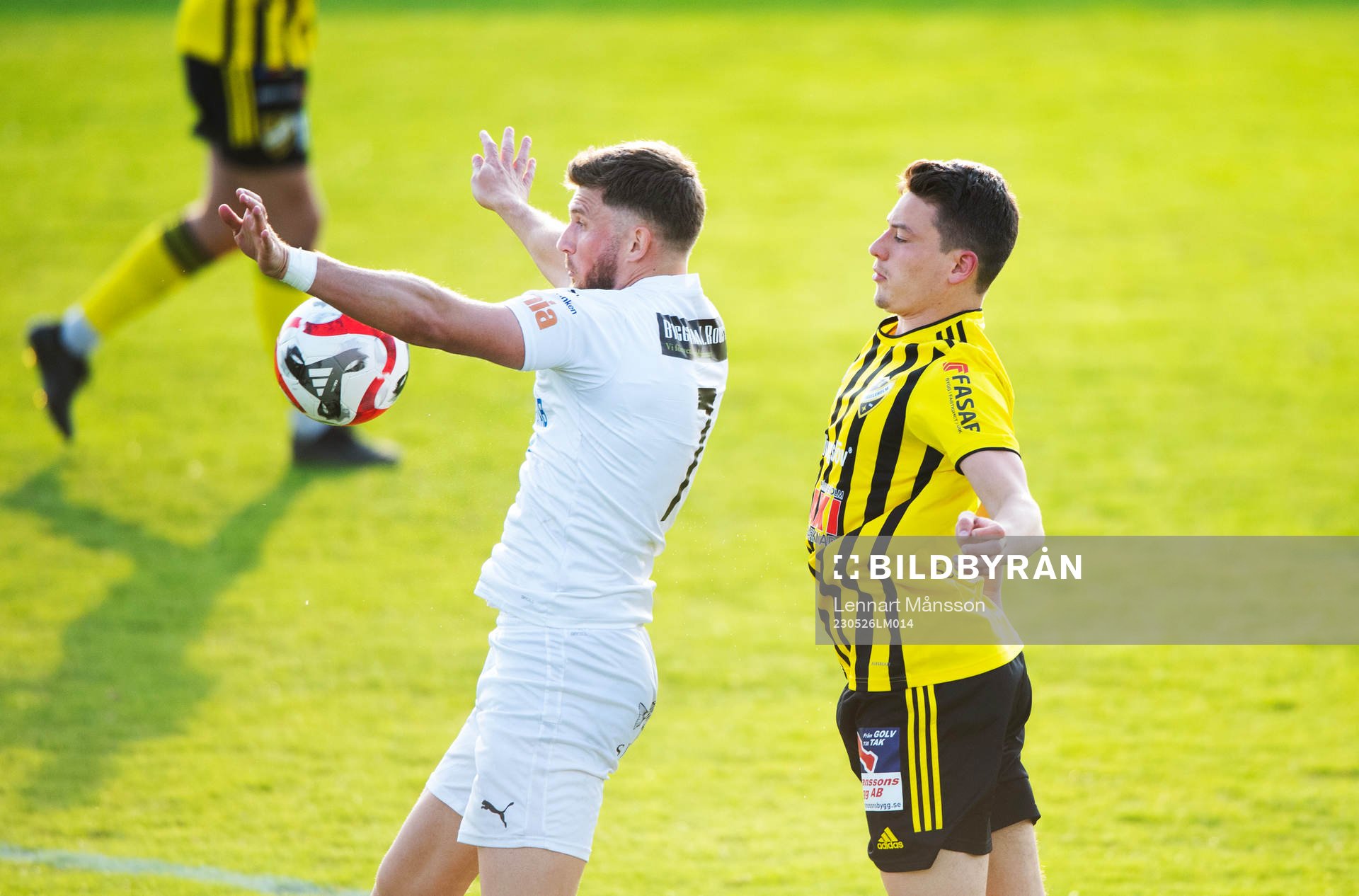 Österlens Erik Pärsson tar ner bollen med IFK
