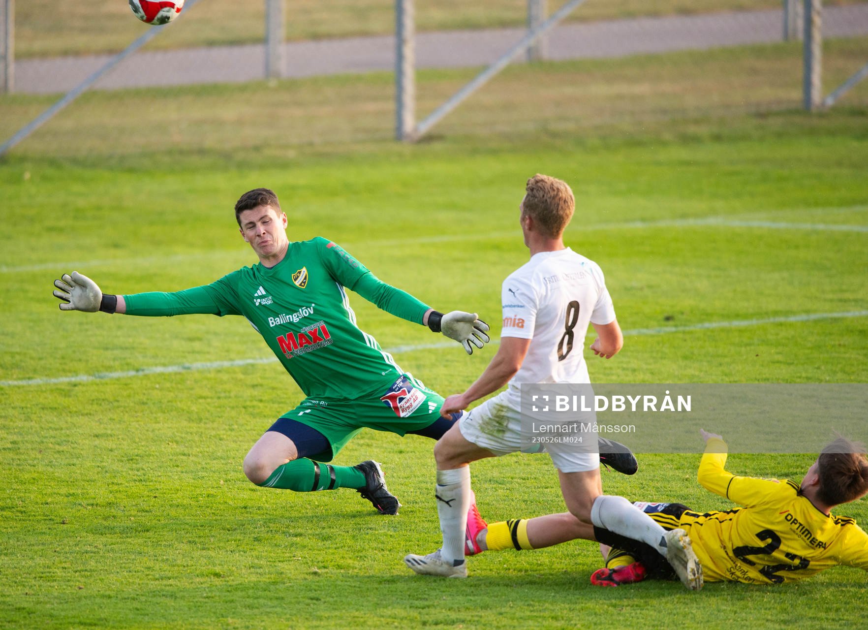 Österlens Oskar Blixt gör 0-2 bakom IFK Hässleholms