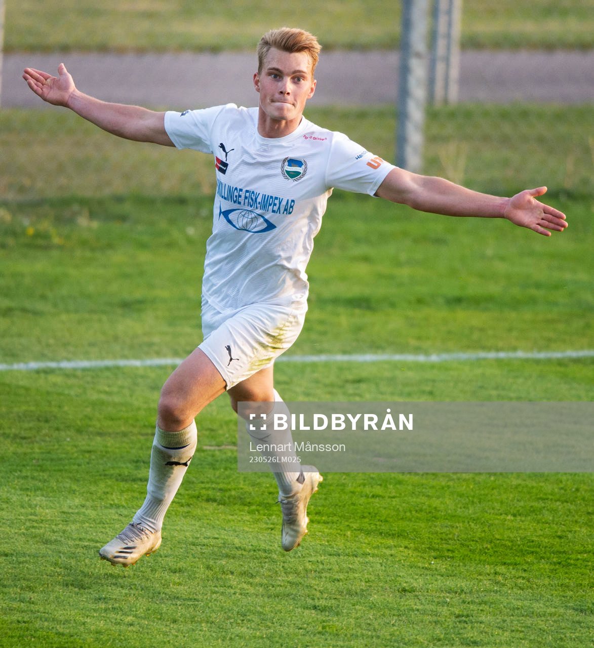 Österlens Oskar Blixt har gjort 0-2 och jublar i matchen i division 2 mellan IFK Hässleholm och Österlens FF i Hässleholm 26 maj 2023.