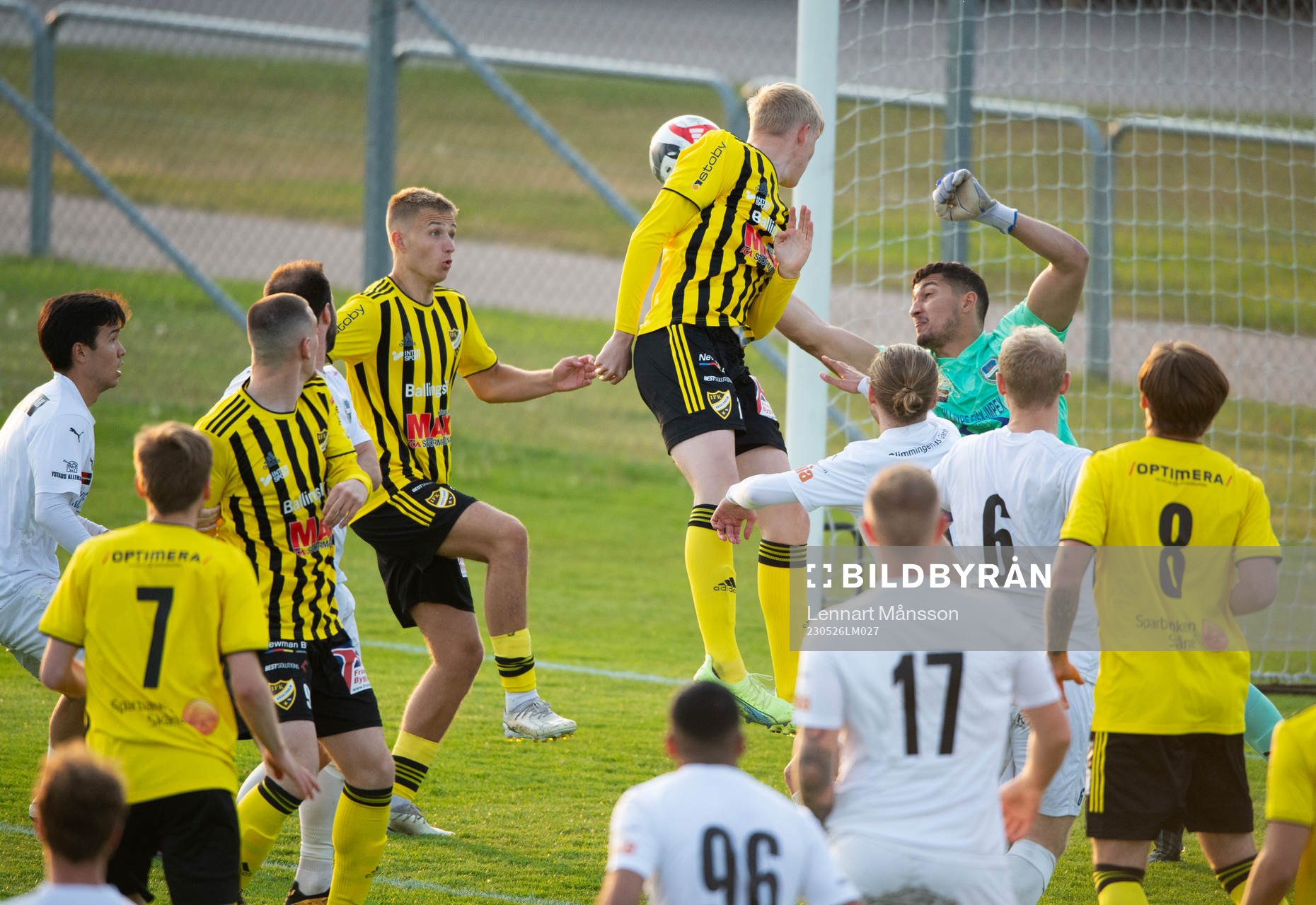 Österlens målvakt Zakaria Abdulrazek räddar framför IFK