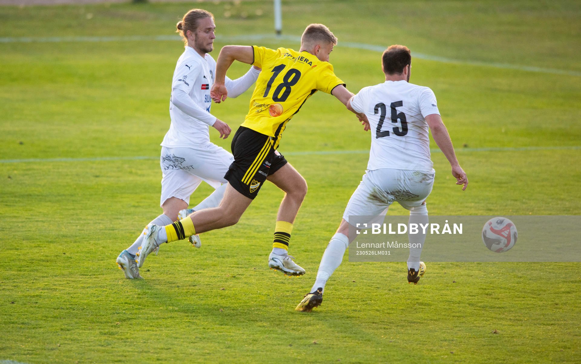 IFK Hässleholms André Gustafson går mellan två