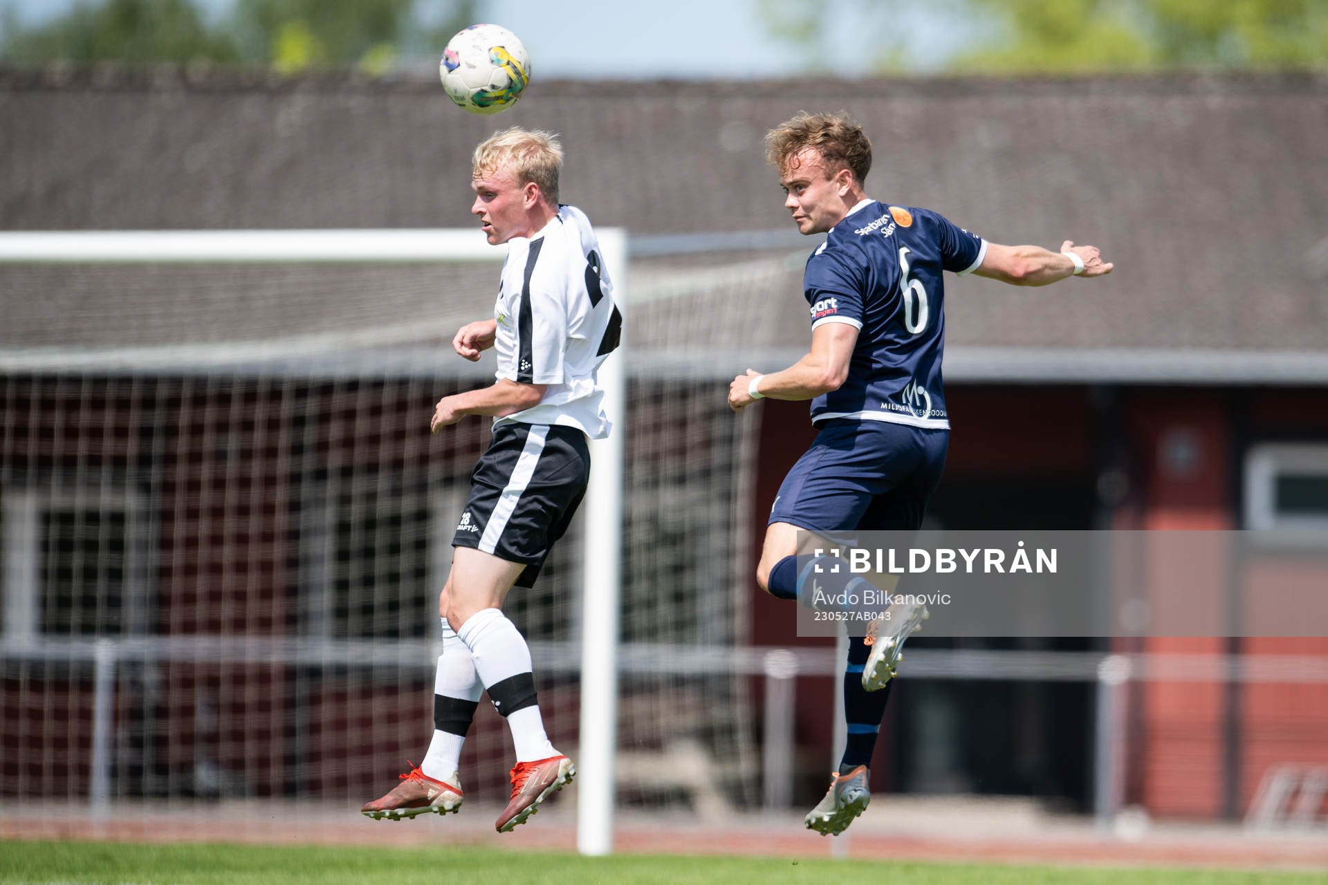 Staffanstorps Isak Greby och Vellinge Oscar Gustafsson under fotbollsmatchen i Division 4 södra mellan Staffanstorps United och Vellinge FF den 27 maj 2023 i Staffanstorp.
