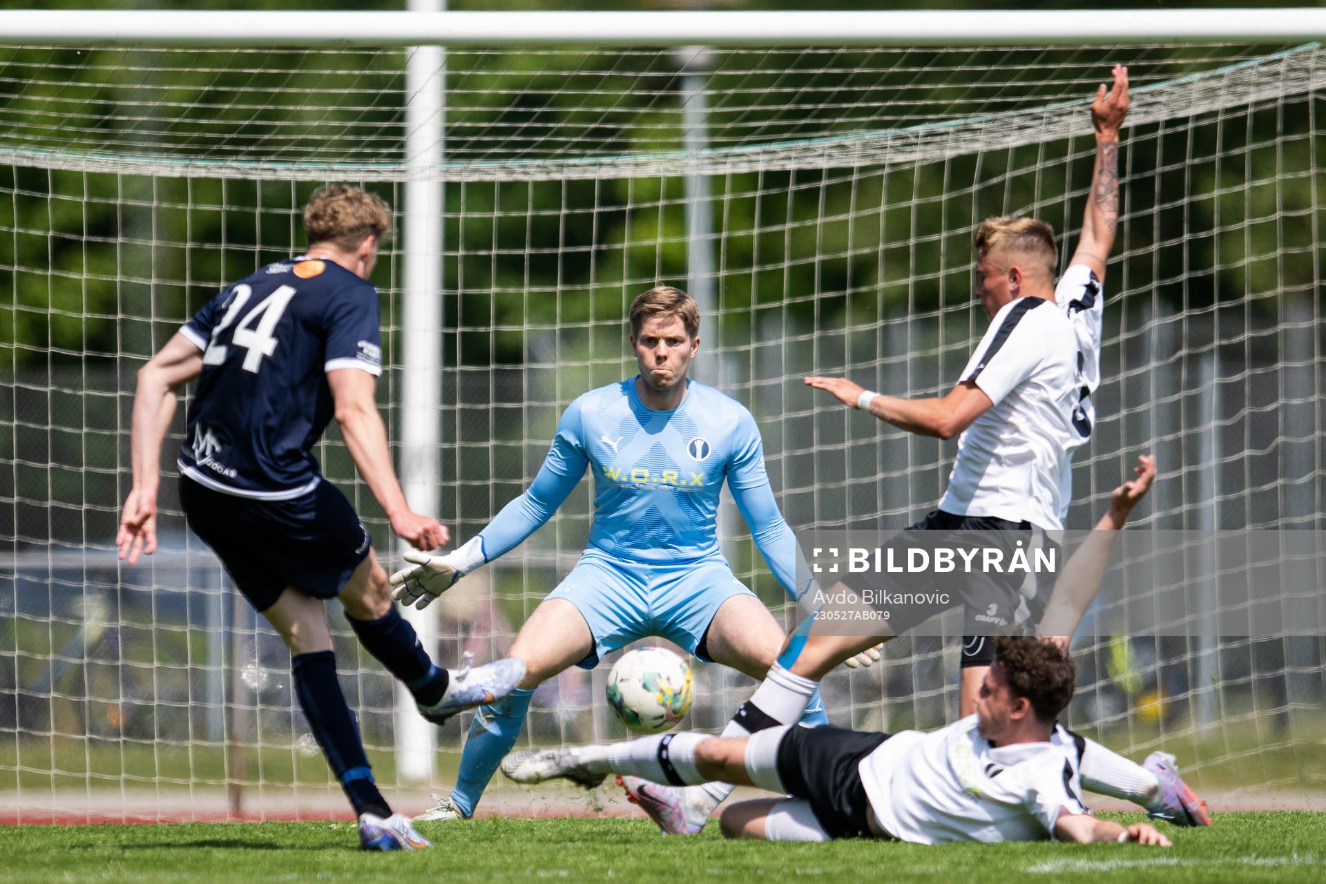 Staffanstorps Andreas Friis och Vellinge målvakt Daniel Alm