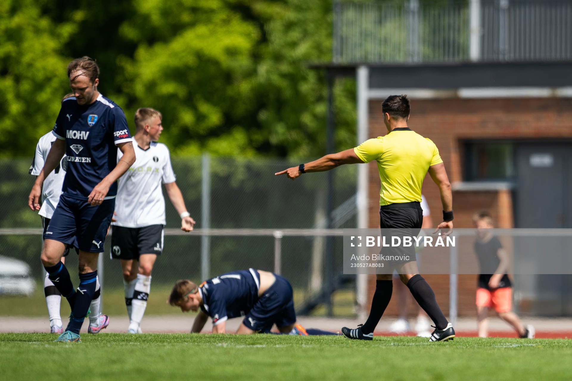 Domare Viktor Wiaczek visar på straffpunkten