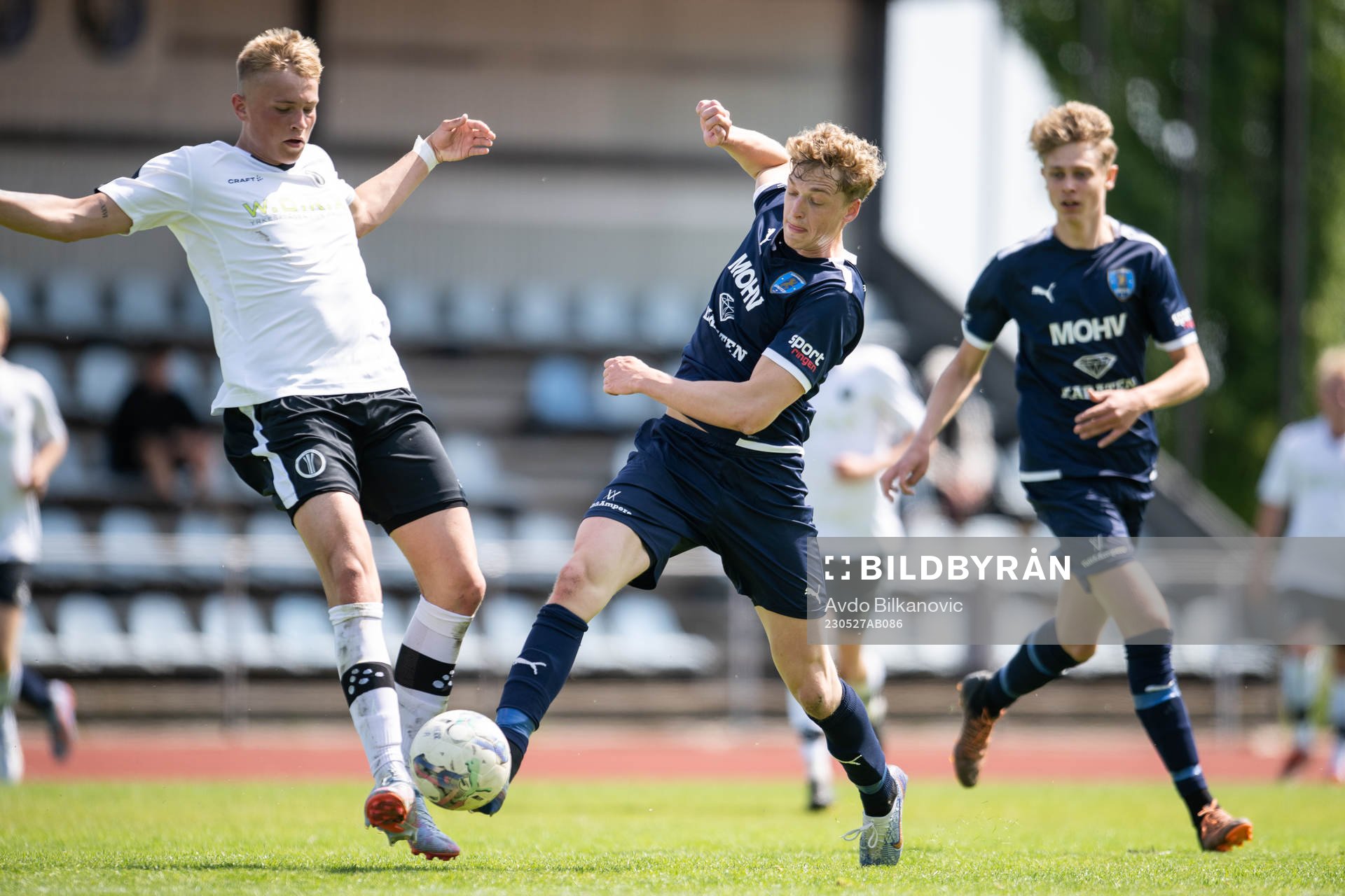 Staffanstorps Andreas Friis och Vellinge Simon Borg under fotbollsmatchen i Division 4 södra mellan Staffanstorps United och Vellinge FF den 27 maj 2023 i Staffanstorp.