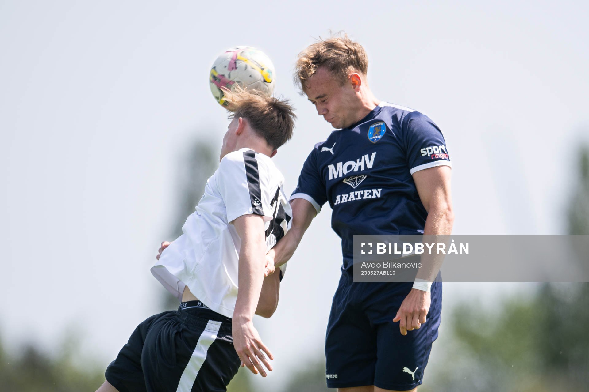 Staffanstorps Isak Greby och Vellinge Alexander Hellström under fotbollsmatchen i Division 4 södra mellan Staffanstorps United och Vellinge FF den 27 maj 2023 i Staffanstorp.