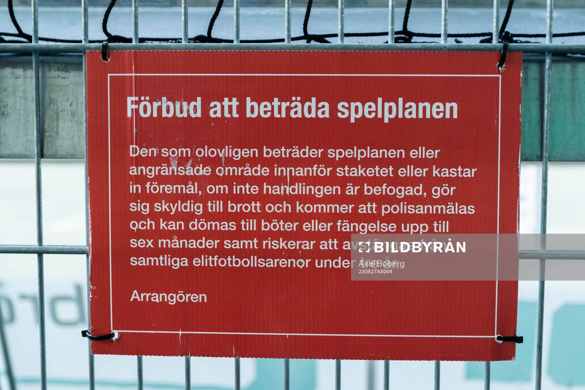 En skylt med texten ”Förbud att beträda spelplanen”