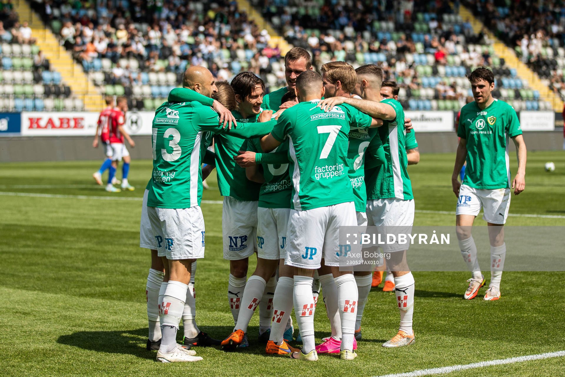 Jönköpings Södras August Karlin jublar med lagkamrater