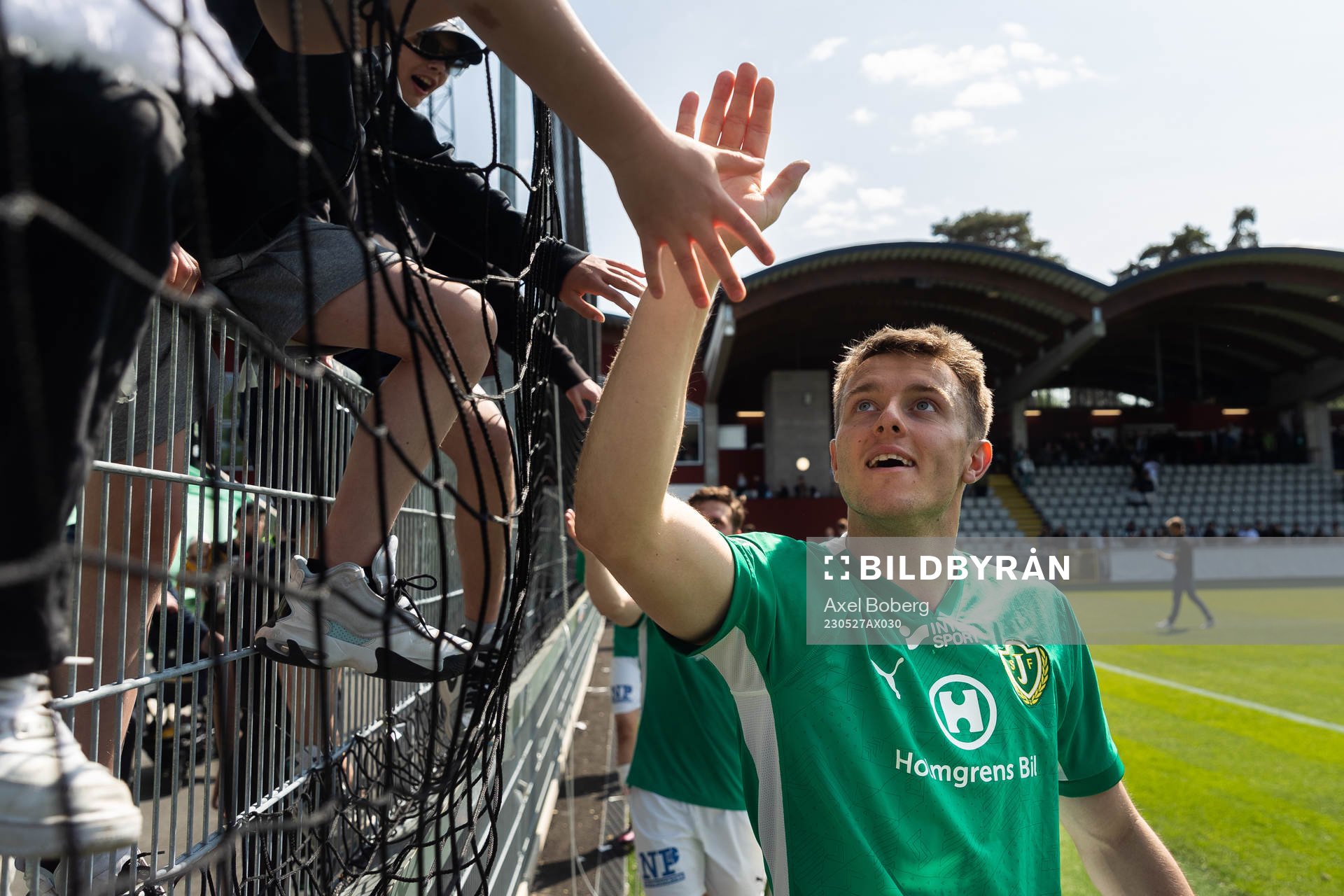Jönköpings Södras Daniel Strandsäter med supportrar