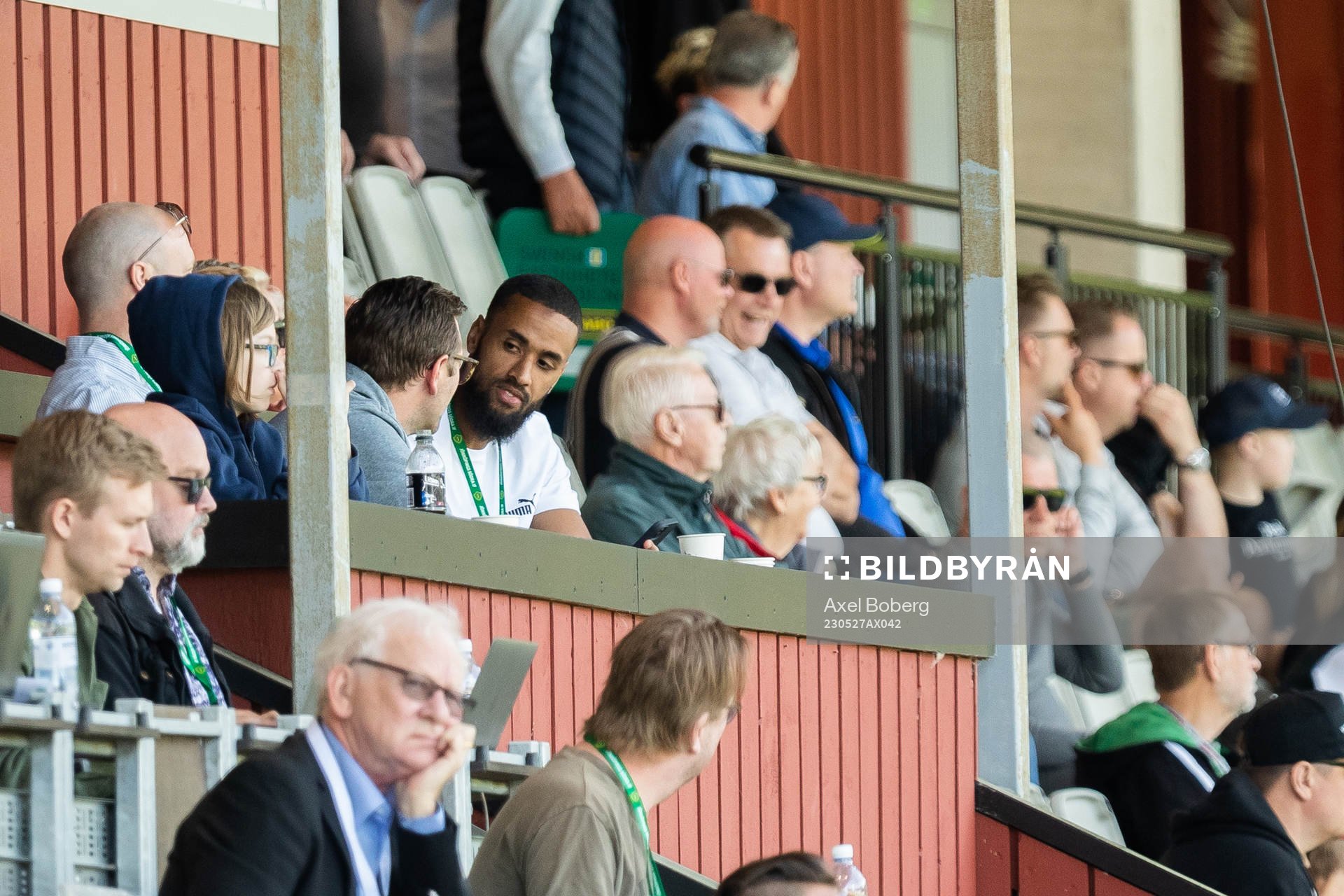 Jönköpings Södras sportchef Junes Barny på läktaren