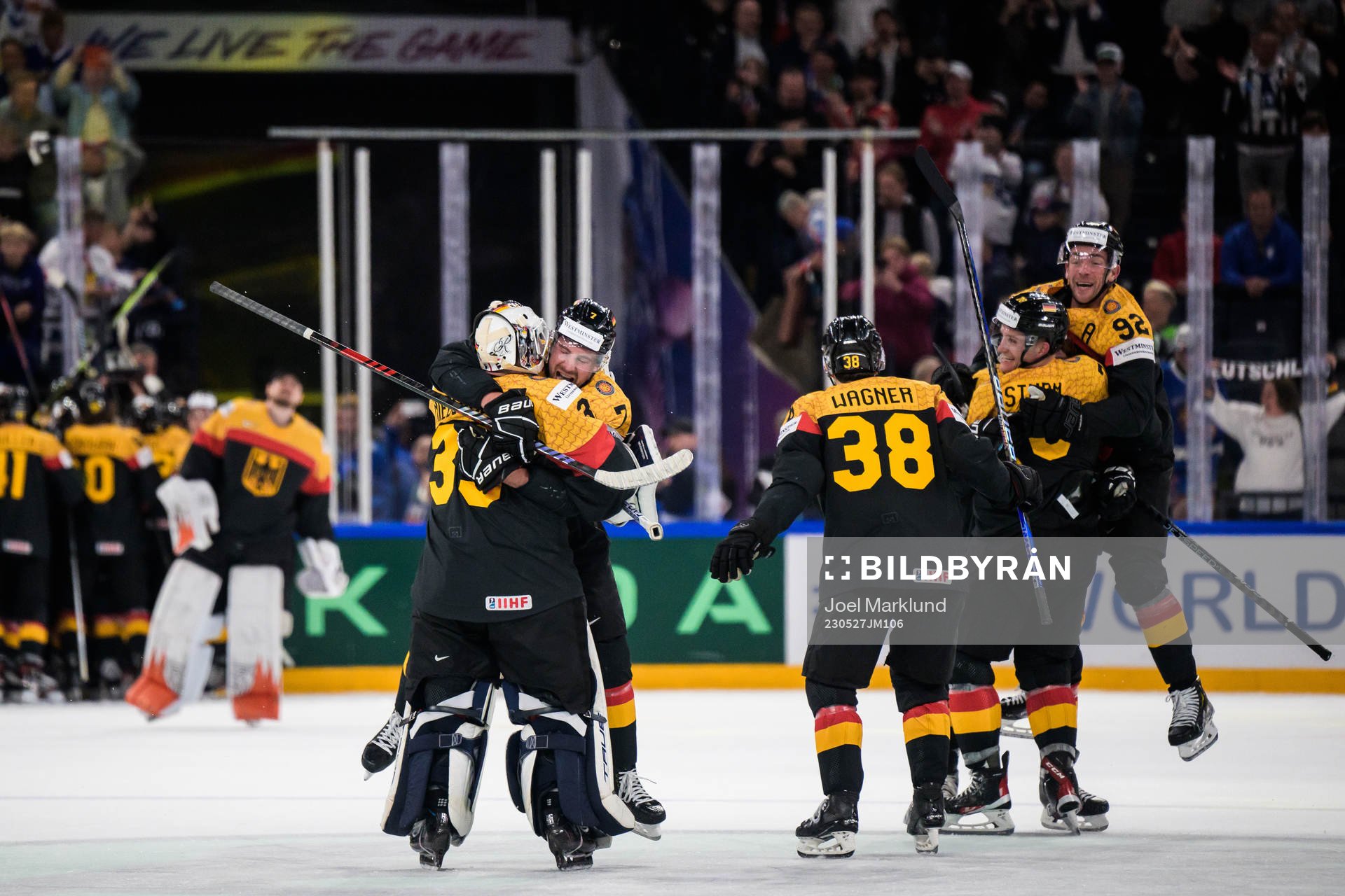 goaltender Mathias Niederberger, Maximimilian Kastner,