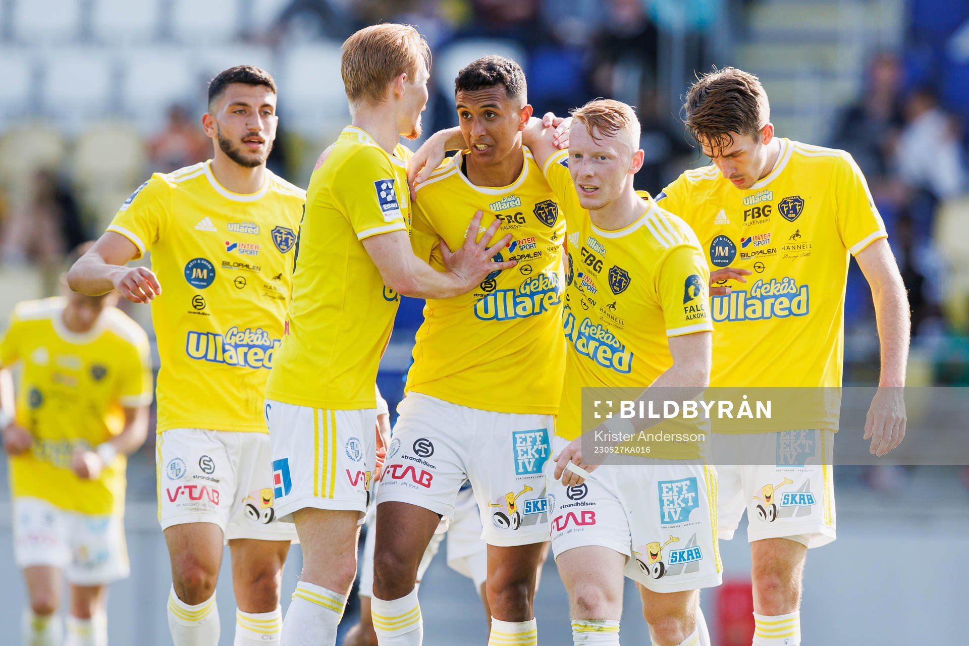 Falkenbergs spelare jublar efter 4-0 av Oliver Hintsa under fotbollsmatchen i Ettan södra mellan Falkenberg och Åtvidaberg den 27 maj 2023 i Falkenberg.