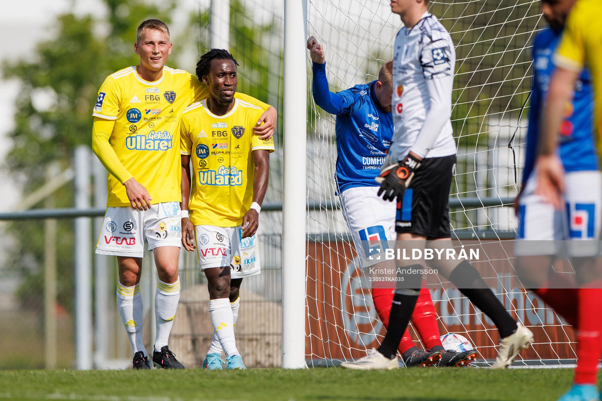 Falkenbergs Gabriel Johansson och Godwin Aguda jublar