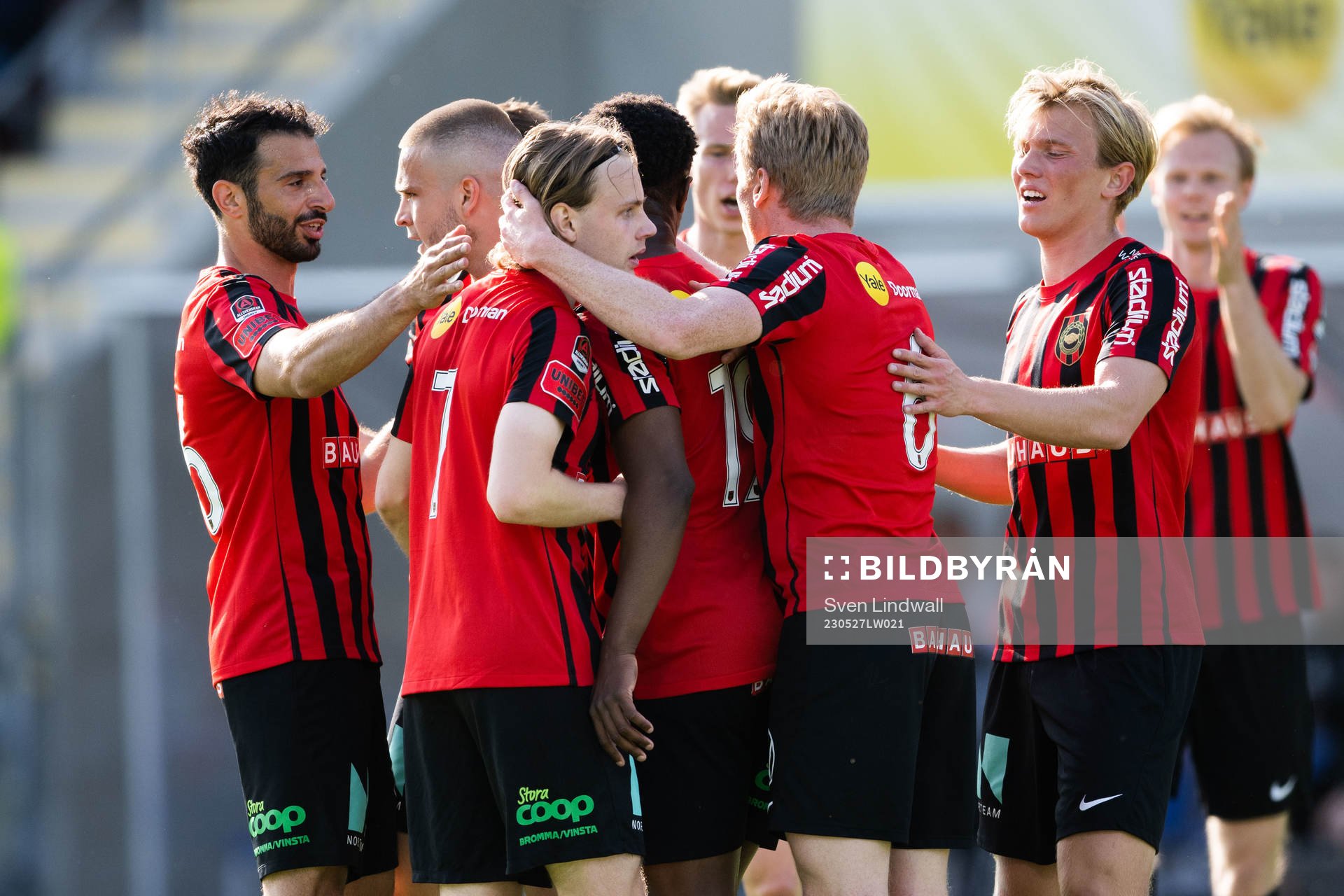 Brommapojkarnas Oscar Pettersson jublar med lagkamrater