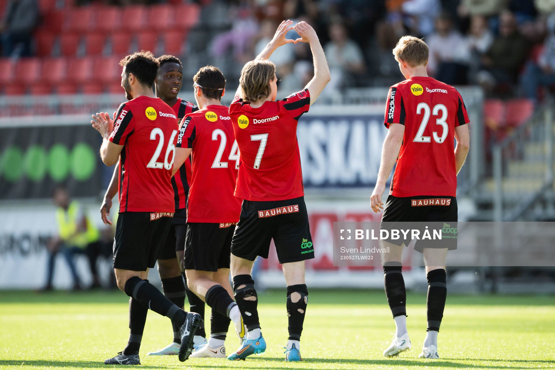 Brommapojkarnas Oscar Pettersson jublar