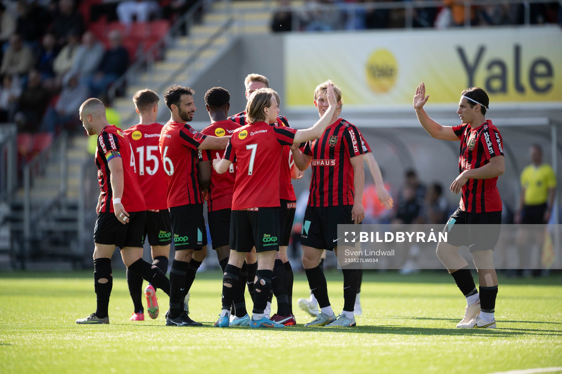 Brommapojkarnas Oscar Pettersson jublar med lagkamrater efter 1-0 under fotbollsmatchen i Allsvenskan mellan Brommapojkarna och Sirius den 27 maj 2023 i Stockholm. 