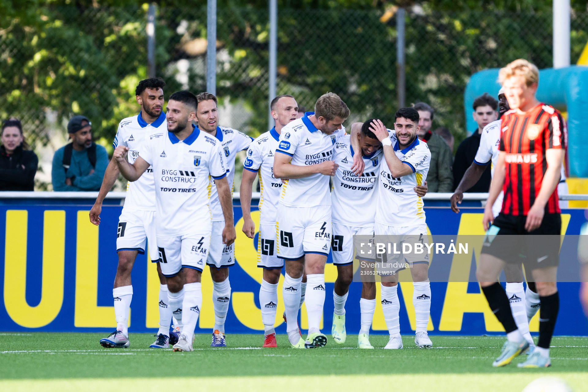 Sirius Tashreeq Matthews jublar med lagkamrater