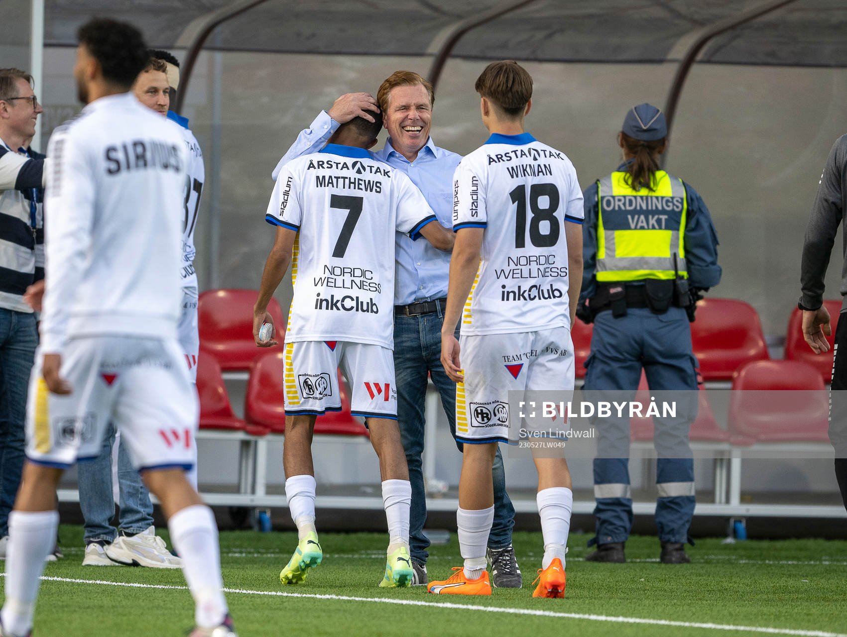 Tränare Christer Mattiasson jublar med Tashreeq Matthews