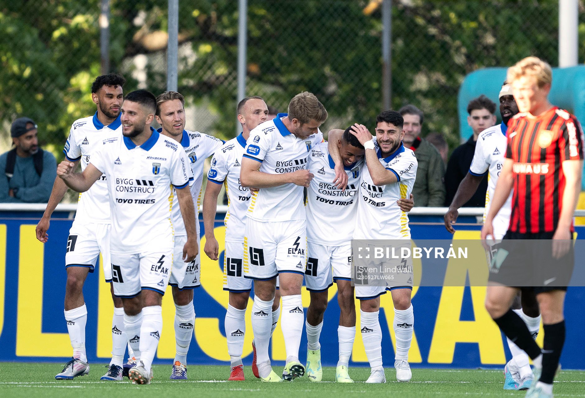 Sirius Tashreeq Matthews jublar med lagkamrater
