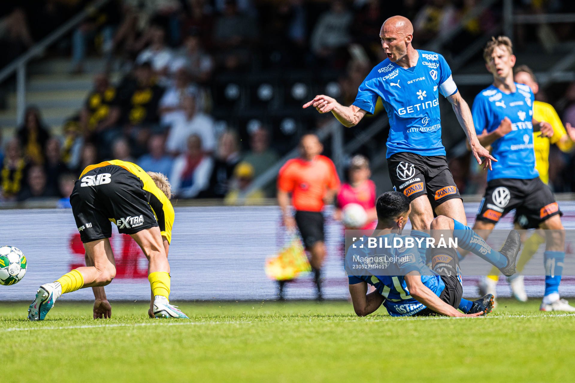 Andreas Johansson reagerar mot Mjällbys Max Fenger