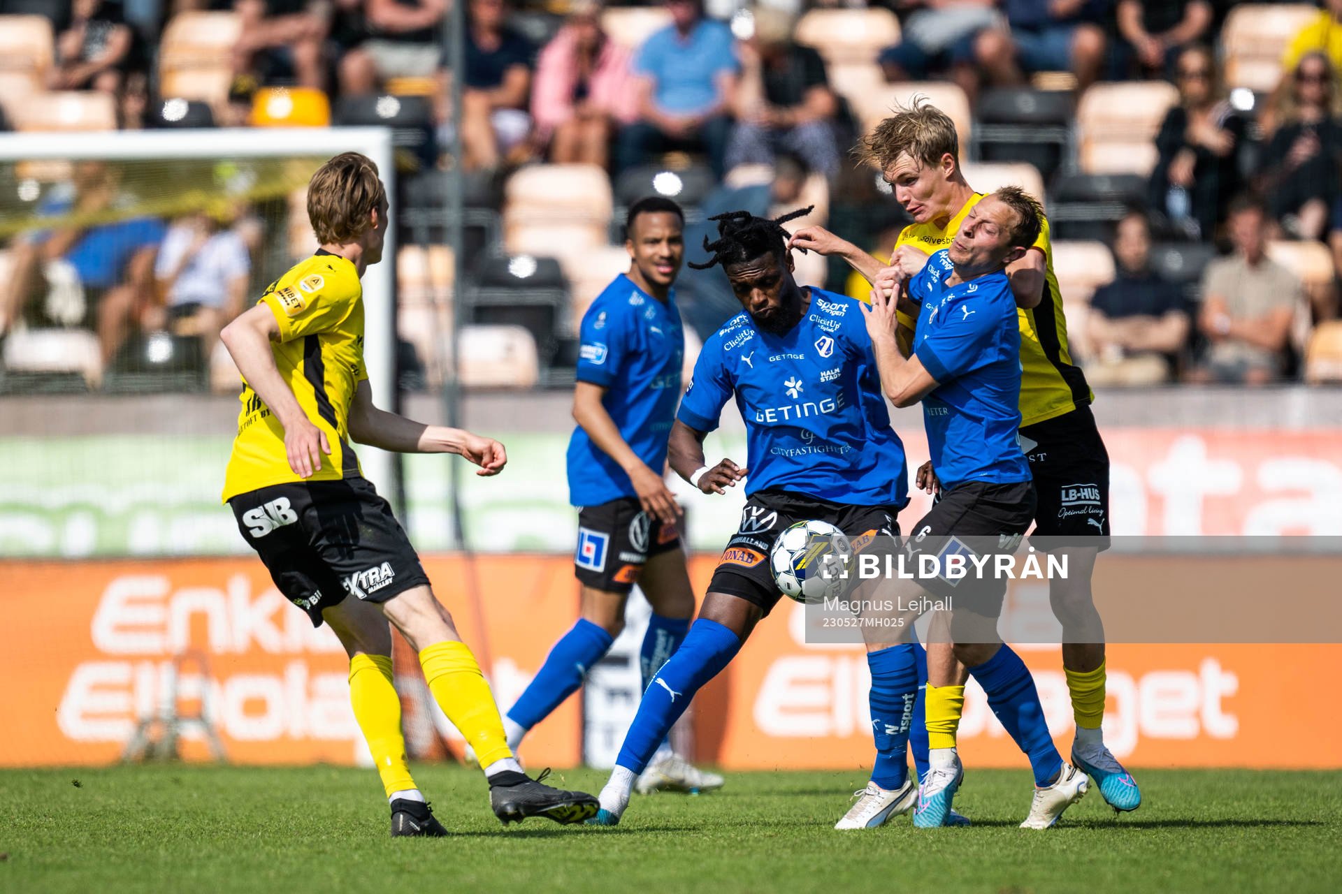Halmstads Joel Allansson och Joseph Baffoe mot Mjällbys