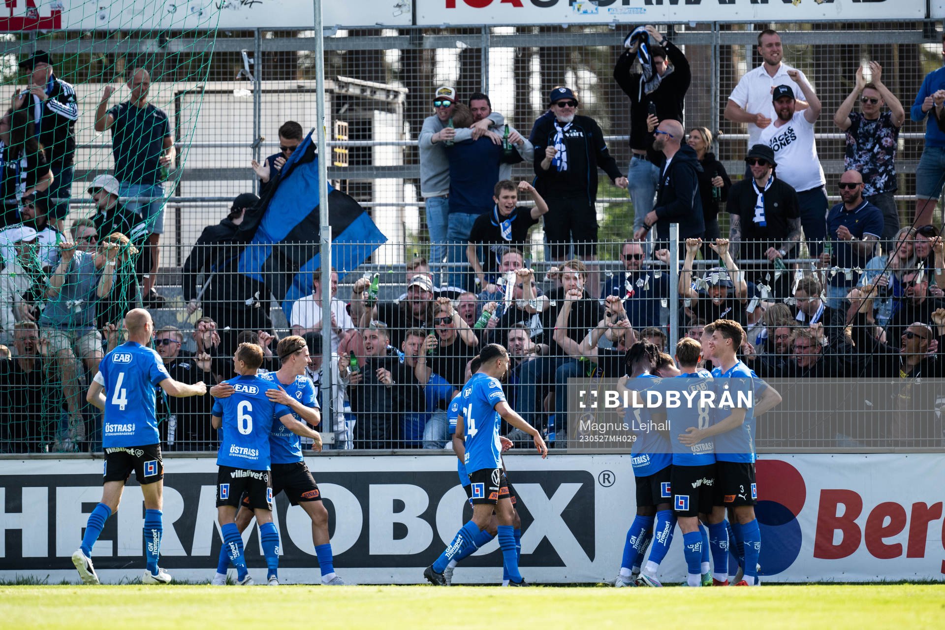 Halmstads Kazper Karlsson jublar med lagkamrater