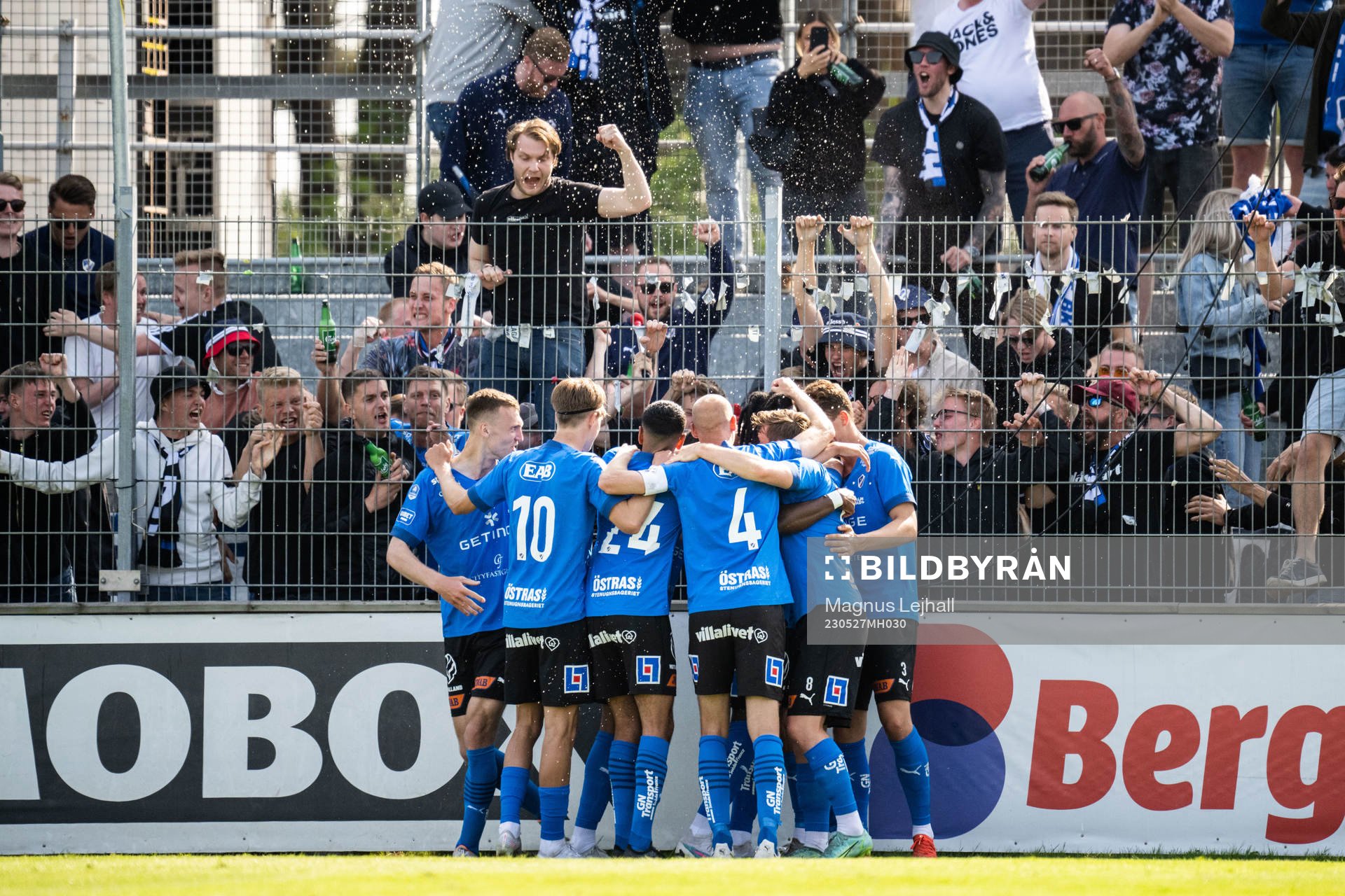 Halmstads Kazper Karlsson jublar med lagkamrater