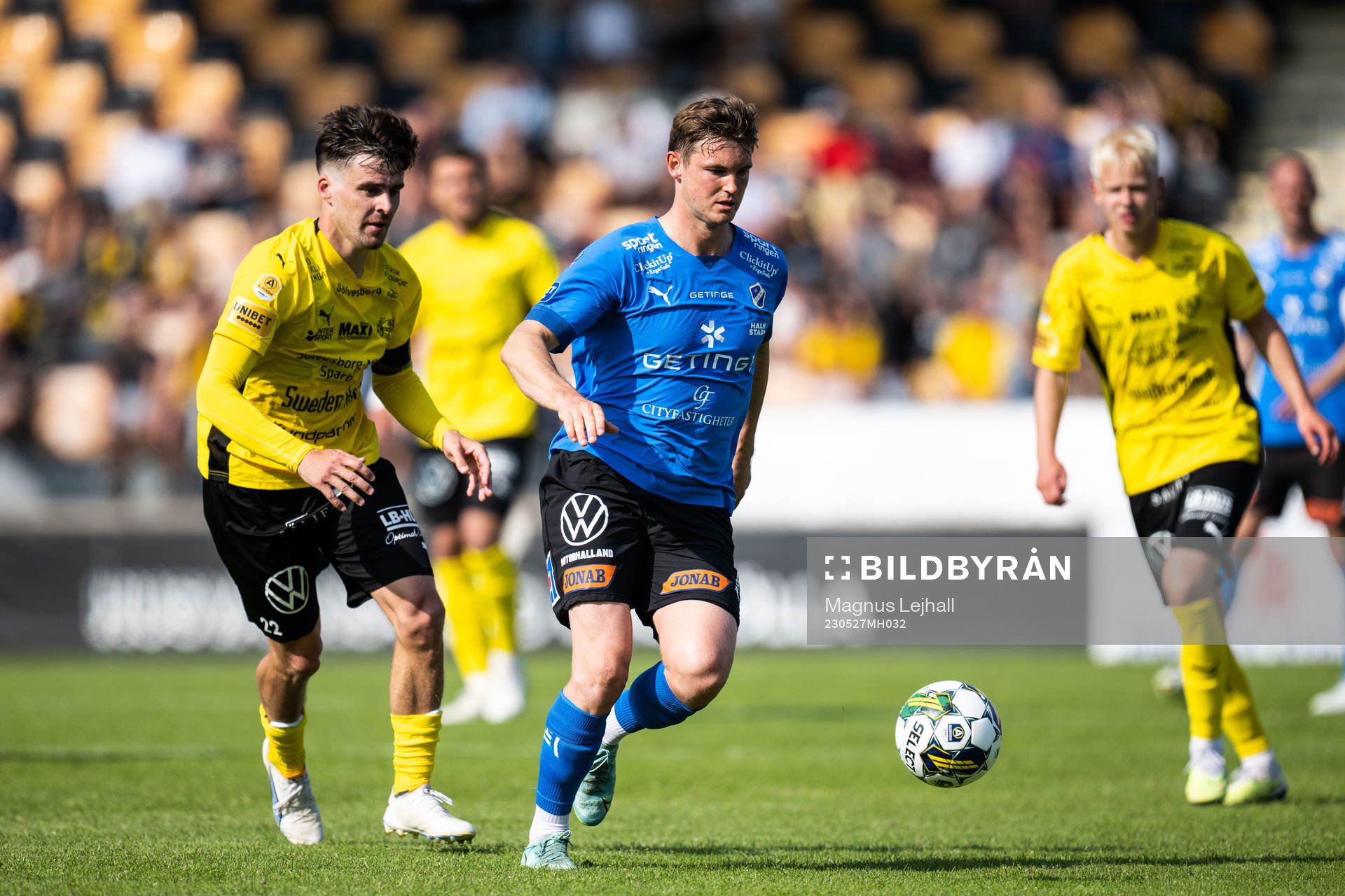 Mjällbys Jesper Gustavsson och Halmstads Jonathan Svedberg