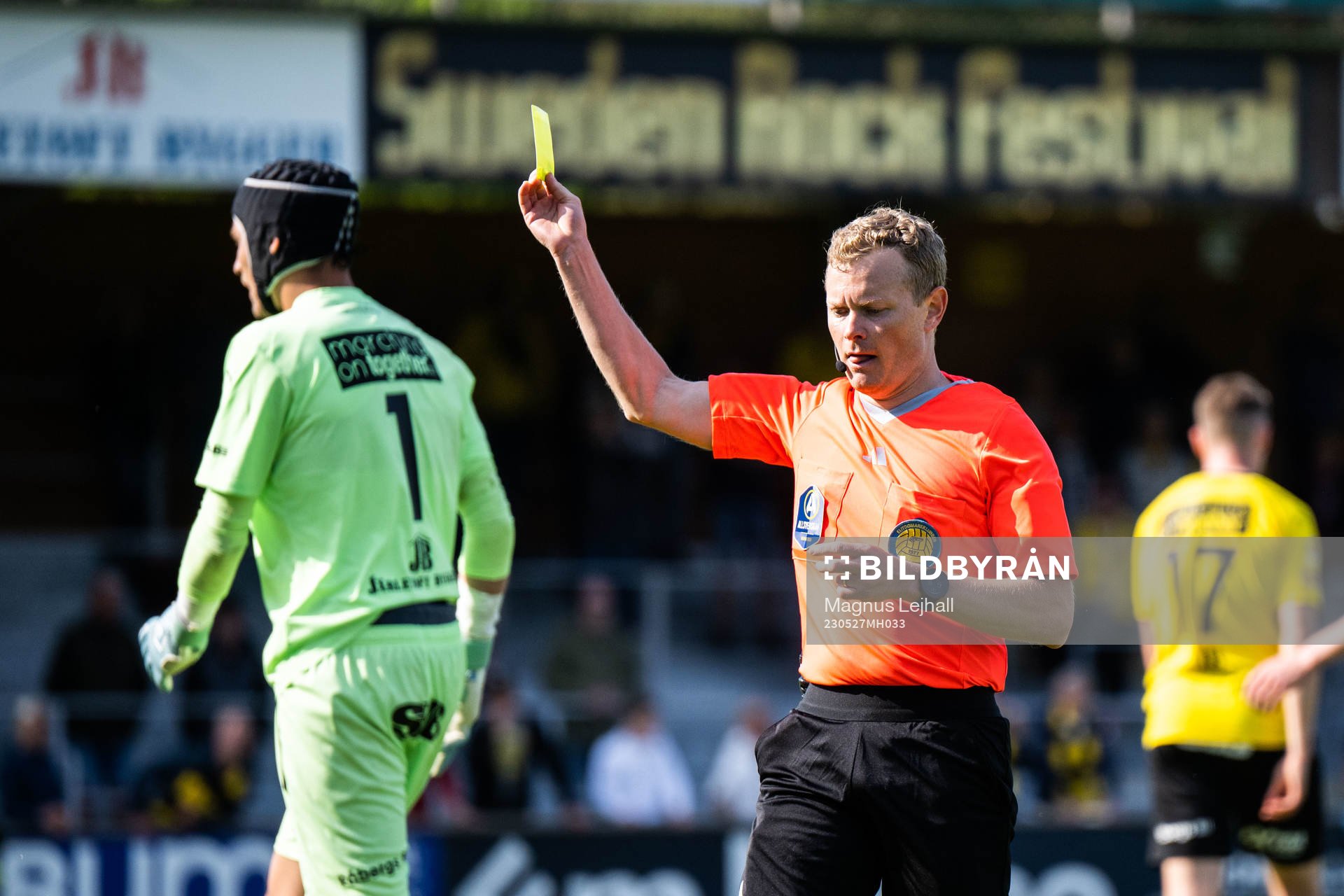 Mjällbys målvakt Noel Törnqvist tilldelas gult kort av