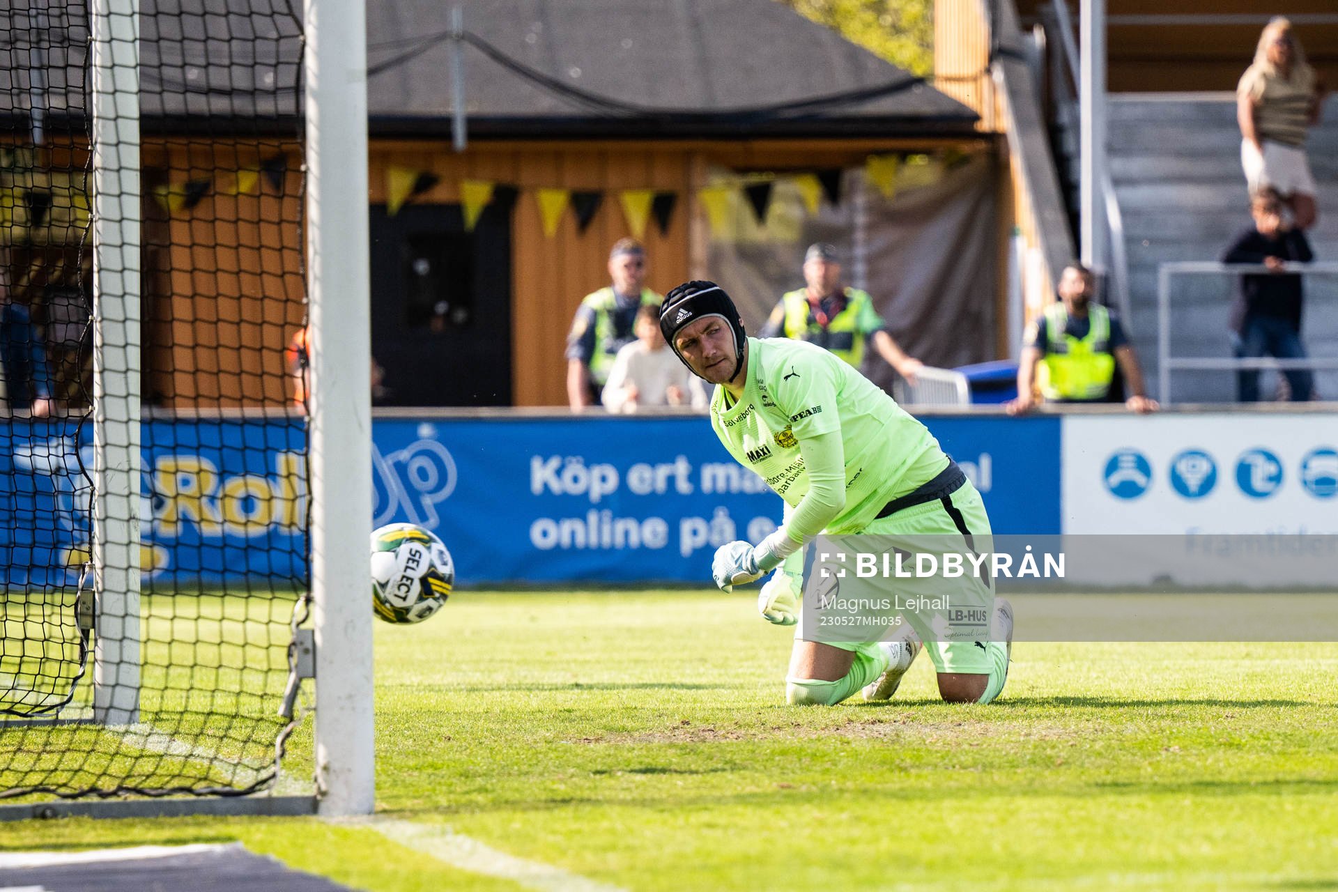 Mjällbys målvakt Noel Törnqvist deppar