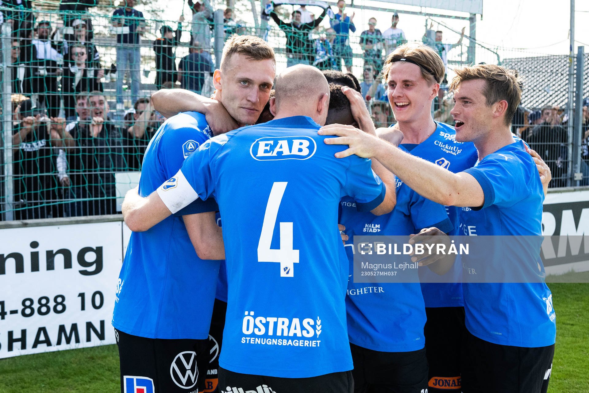 Halmstads Viktor Granath jublar med lagkamrater
