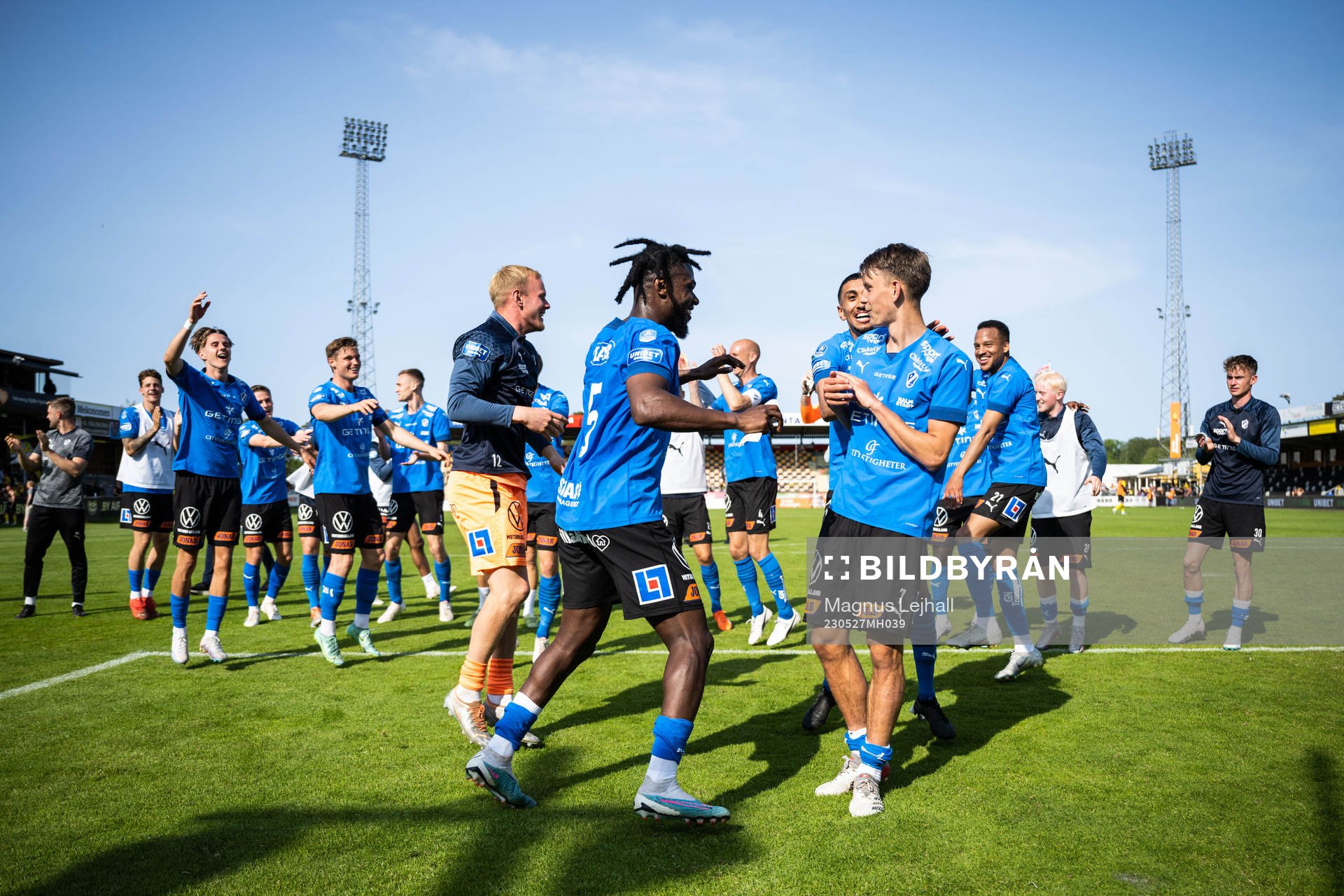 Halmstads Joseph Baffoe, Amir Al-Ammari och Andreas Johansson jublar efter fotbollsmatchen i Allsvenskan mellan Mjällby och Halmstad den 27 maj 2023 i Hällevik.