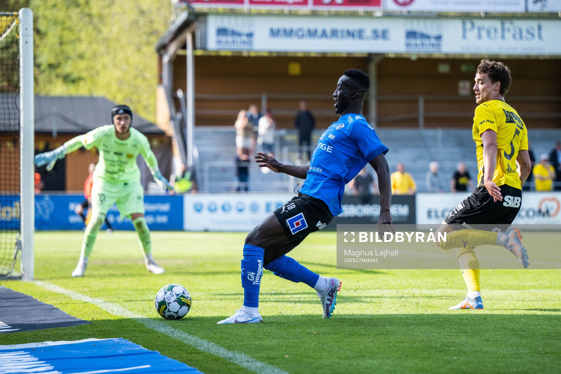 Halmstads Naeem Mohammed och Mjällbys Colin Rösler