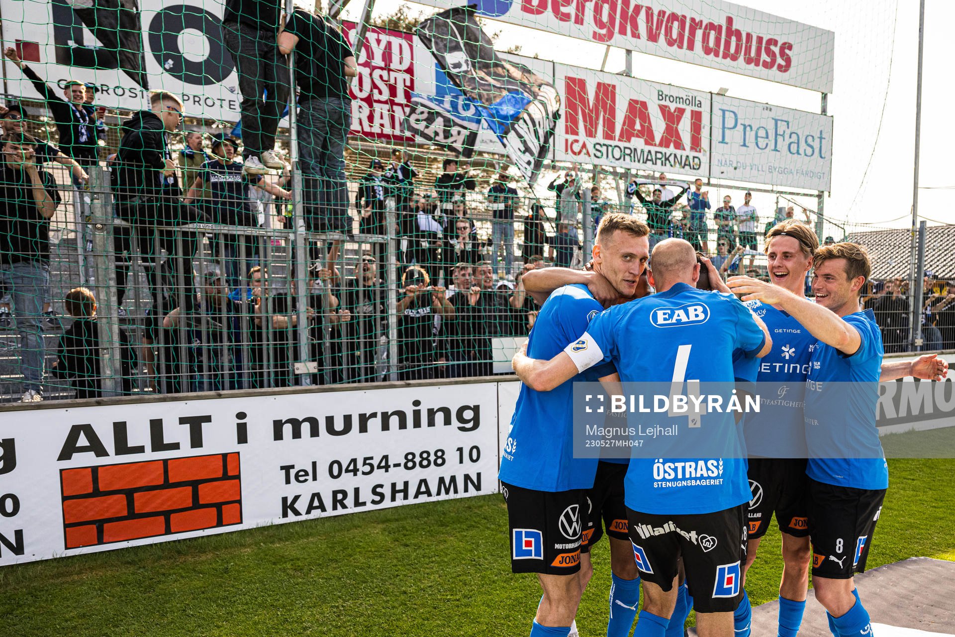 Halmstad jublar efter Halmstads Viktor Granath  0-2 under fotbollsmatchen i Allsvenskan mellan Mjällby och Halmstad den 27 maj 2023 i Hällevik. 