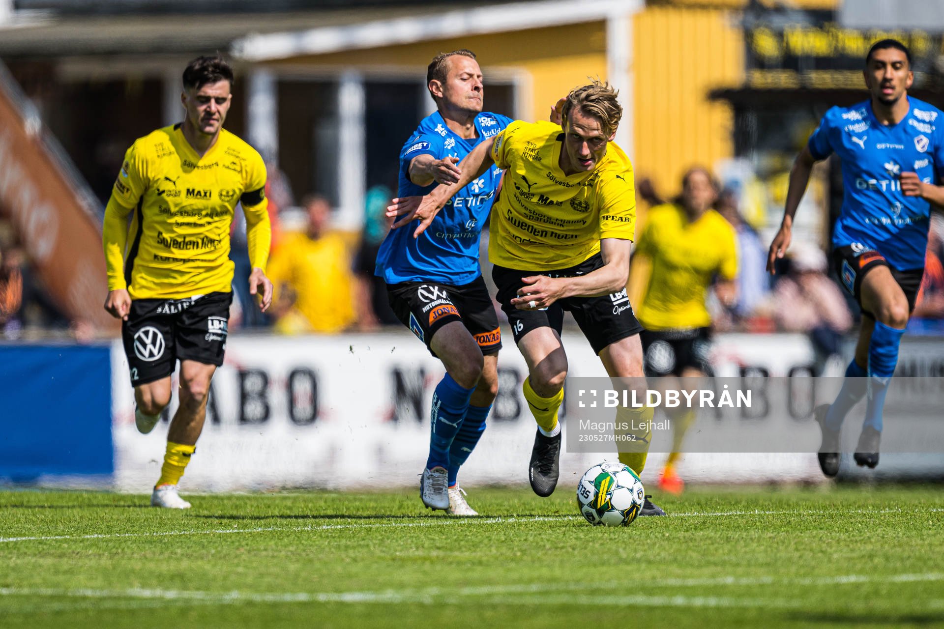 Mjällbys Noah Persson och Halmstads Joel Allansson