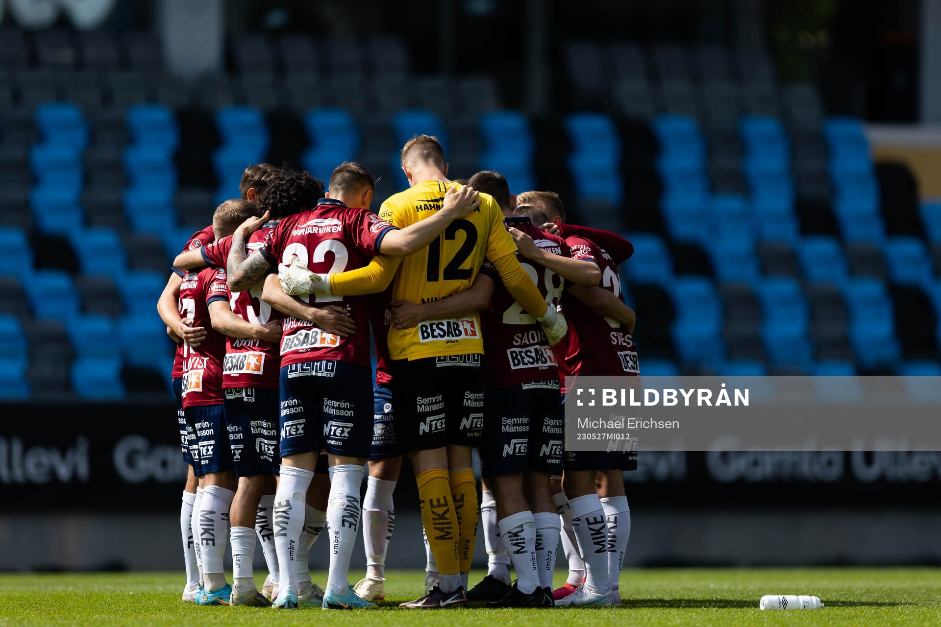 Örgrytes spelare samlade innan fotbollsmatchen i